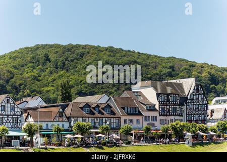 Landschaftsansicht einer hübschen Stadt am Rheinufer in Deutschland Stockfoto