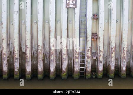 Blick von einem Boot in einer Schleuse auf die Mosel zwischen Rhein und Mosel, Deutschland Stockfoto