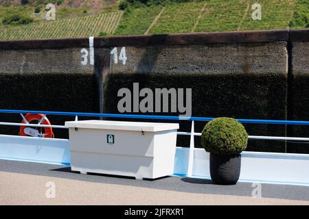 Blick von einem Boot in einer Schleuse auf die Mosel zwischen Rhein und Mosel, Deutschland Stockfoto