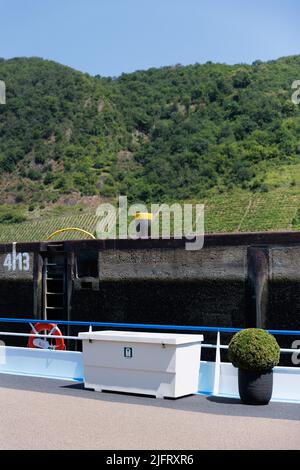 Blick von einem Boot in einer Schleuse auf die Mosel zwischen Rhein und Mosel, Deutschland Stockfoto