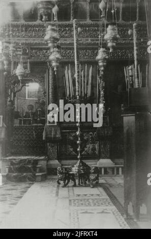 Katharinenkloster, Sinai-Halbinsel, Ägypten. 1930s. „Einer von einem Paar wunderbarer Kerzenständer mit einem Teil des Altars“. Stockfoto