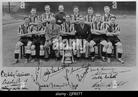 Ein Foto der Mannschaft des Newcastle United Football Club, die die Gewinner des FA Cup Finales 1951 waren; die Autogramme des Spielers sind unten signiert. Das Spiel wurde zwischen Newcastle United und Blackpool im Wembley Stadium am 28. April 1951 gespielt, Newcastle gewann 2–0. Stockfoto