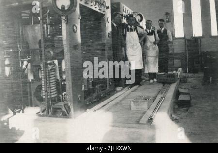 1930s. Ingenieure, die Geräte in einer Funksenderstation bauen. Stockfoto