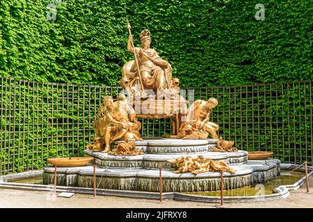 VERSAILLES, FRANKREICH - 12. MAI 2013: Dies ist einer der berühmten Brunnen im Park von Versailles. Stockfoto