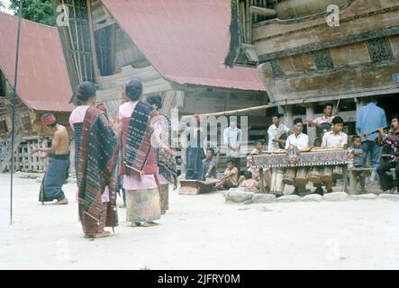 Sumatra, um 1970. Musiker und Tänzer treten in einem Batak-Dorf in der Nähe des Toba-Sees auf. Stockfoto