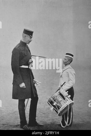 1895. Zwei bemerkenswerte Wachmänner – Vizeleutnant Heathcote-Amory des Bataillons Coldstream Guards von 1., der mit 6 Fuß 5 Zoll der höchste Offizier der Garde-Brigade ist. Der Schlagzeuger ist John Marshall, der 1893 bei den Manövern in der Nähe von Swindon als Waisenkind aufgefunden wurde. Die Offiziere des Bataillons stellten ihn in das Gordon Boys' Home. Stockfoto