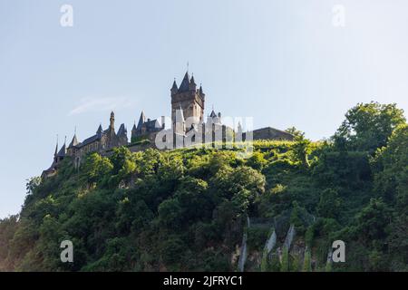 Cochem, eine deutsche Stadt an der Mosel im Landkreis Cochem-Zell, Rheinland-Pfalz, Deutschland. Die Stadt hat ein Schloss und Fachwerkgebäude. Stockfoto