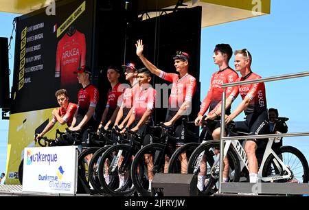 Tour de France: Etappe 4 Dunkirk nach Calais. 5.. Juli 2022. Calais, Frankreich. 5.. Juli 2022. Team ARKEA-Samsic werden den Zuschauern vor der 4. Etappe der Tour De France, Dunkerque bis Calais vorgestellt. Kredit: Pete Goding/Alamy Live Nachrichten Stockfoto