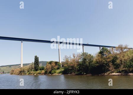 Die Hochmoselbrücke ist eine große Straßenbrücke, die das Tal der Mosel/Mosel überquert. Stockfoto