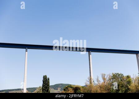 Die Hochmoselbrücke ist eine große Straßenbrücke, die das Tal der Mosel/Mosel überquert. Stockfoto