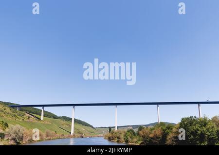 Die Hochmoselbrücke ist eine große Straßenbrücke, die das Tal der Mosel/Mosel überquert. Stockfoto