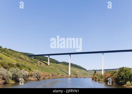 Die Hochmoselbrücke ist eine große Straßenbrücke, die das Tal der Mosel/Mosel überquert. Stockfoto