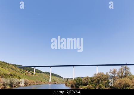 Die Hochmoselbrücke ist eine große Straßenbrücke, die das Tal der Mosel/Mosel überquert. Stockfoto