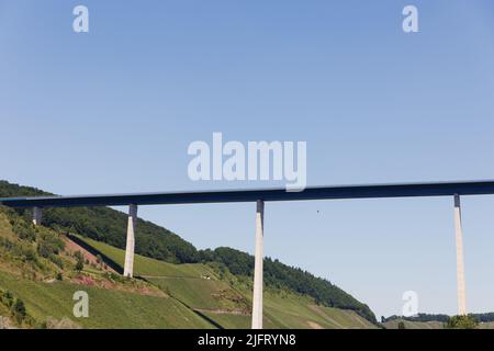 Die Hochmoselbrücke ist eine große Straßenbrücke, die das Tal der Mosel/Mosel überquert. Stockfoto