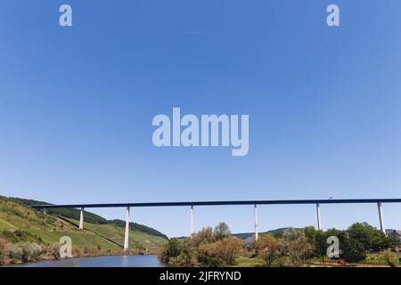 Die Hochmoselbrücke ist eine große Straßenbrücke, die das Tal der Mosel/Mosel überquert. Stockfoto