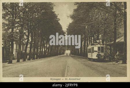 Straßenszene, dreißig Jahre früher, in Richtung Keizer Karelplein. Rechts die Straßenbahn und das Pförtnerhaus der Linie 1, Hengst Valley-st. Anna, am Endpunkt am Kastanjelaan Stockfoto