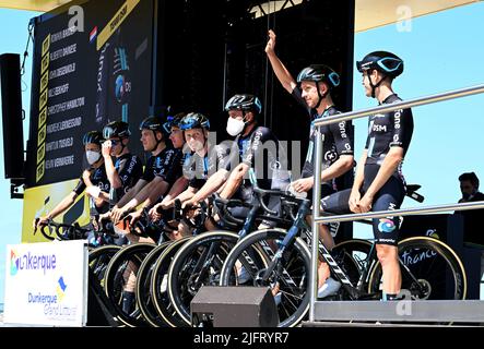 Tour de France: Etappe 4 Dunkirk nach Calais. 5.. Juli 2022. Calais, Frankreich. 5.. Juli 2022. Team DSM werden den Zuschauern vor der 4. Etappe der Tour De France, Dunkerque nach Calais präsentiert. Kredit: Pete Goding/Alamy Live Nachrichten Stockfoto