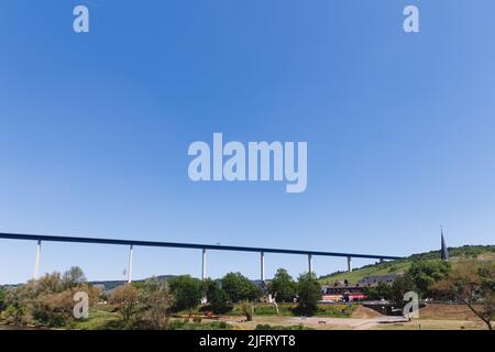 Die Hochmoselbrücke ist eine große Straßenbrücke, die das Tal der Mosel/Mosel überquert. Stockfoto