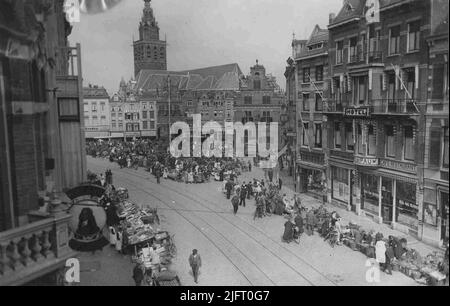 Während des Gemüsemarktes, vom Balkon eines Gebäudes an der Ecke der Broerstraat aus gesehen, in Richtung St. Stevenskerk. Stockfoto