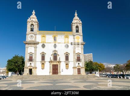 Igreja do Carmo Kirche Faro Portugal mit Einer Knochenkapelle, die Capela dos Ossos Faro genannt wird die Algarve Portugal vor der Kirche ist Portugiesisch Pav Stockfoto