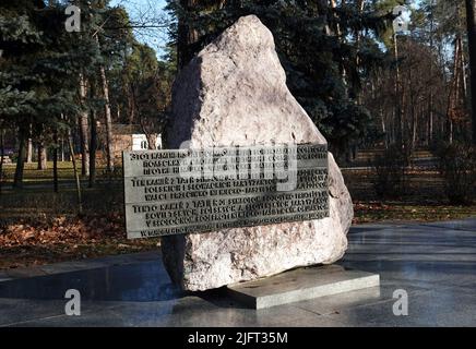 Kiew, Ukraine 4. Dezember 2021: Denkmal "Partisanenruhm" am Eingang des Parks Stockfoto