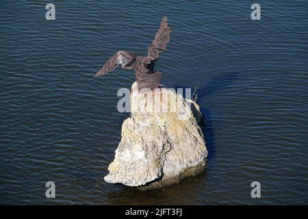 Kiew, Ukraine 2. Oktober 2021: Denkmal Vogel auf einem Stein in der Mitte des Dneprs Stockfoto