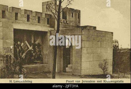 Das Tor von Jerusalem mit den 7. Stationen des Kreuzes (Jesus fällt zum zweiten Mal unter das Kreuz), von Piet Gerrits im biblischen Freilichtmuseum De Heilig Landstichting (heute Begräbnis- und Gedenkpark) Stockfoto