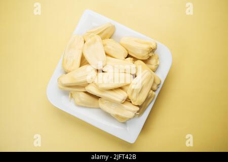 Draufsicht auf die Scheibe der Jackfruits in einer Schüssel auf dem Tisch. Stockfoto