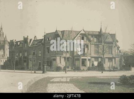 Ganz links sichtbar die Seite des Antonius von Paduakerk am Groesbeekseweg. Die Rückseite befindet sich auf der Van Sichtenhorststraat (links), auf der rechten Seite die Sumatrastraat Stockfoto