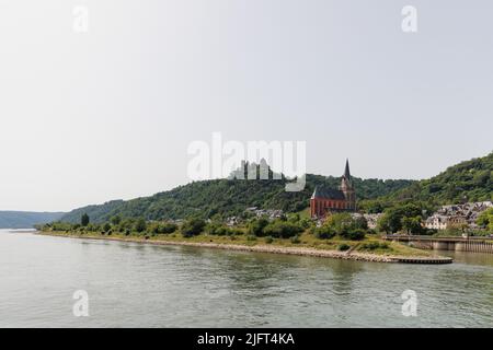 Blick auf die gotische Liebfrauenkirche am oberen Mittelrhein in Oberwesel, Deutschland. Auch Rote Kirche genannt. Stockfoto