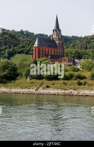 Blick auf die gotische Liebfrauenkirche am oberen Mittelrhein in Oberwesel, Deutschland. Auch Rote Kirche genannt. Stockfoto