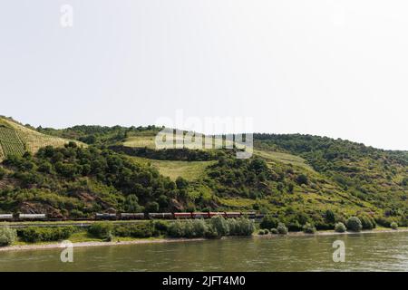 Panoramabilder von einer Flusskreuzfahrt entlang des Rheins und der Mosel in der Weinbauregion West-Rheinland Stockfoto