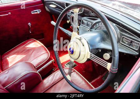Roter Innenraum eines Sunbeam Talbot aus dem Jahr 1956 mit Lenkrad und Ledersitzen auf der „The Beam Motor Show“ in Reading, Großbritannien Stockfoto