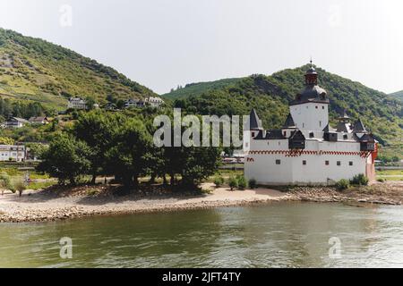 Schloss Pfalzgrafenstein (Burg Pfalzgrafenstein) auf der Insel Falkenau, Insel Pfalz, am Rhein bei Kaub, Deutschland. Fünfeckiger Turm. Stockfoto