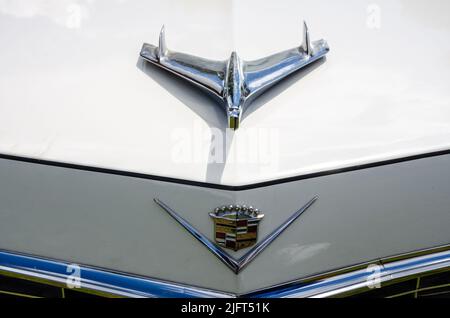 Ikonisches Abzeichen und Logo auf der Motorhaube des Cadillac 420 VR Coupe de Ville 1969 1969 auf der Messe „The Bukshire Car Show“ in Reading, Großbritannien Stockfoto