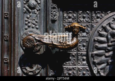 Nahaufnahme der Türgriffe aus Messing im Kölner Dom. Ein katholischer Dom in Köln, Nordrhein-Westfalen. Stockfoto