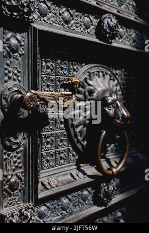 Nahaufnahme der Türgriffe aus Messing im Kölner Dom. Ein katholischer Dom in Köln, Nordrhein-Westfalen. Stockfoto