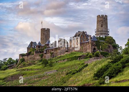 Schloss Thurant und Weinberge. Die Burg Thurant steht auf einem breiten, aus Schiefer gefertigten Hügel über dem Dorf Alken. Stockfoto