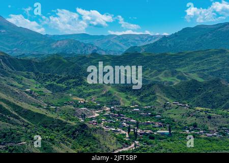 Dorf in einem Tal zwischen Bergen mit terrassierten Feldern, Chokh Dorf in Dagestan, Nordkaukasus Stockfoto