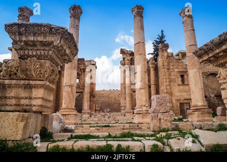 Säulen mit dekorativen Ornamenten in der antiken griechisch-römischen Stadt Jerash, Gouvernement Gerasa, Jordanien Stockfoto