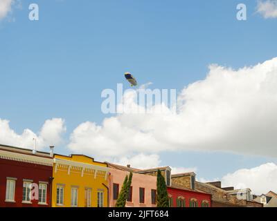 Der Goodyear Blimp fliegt tagsüber über New Orleans Stockfoto