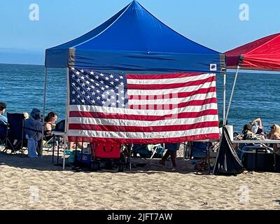 Santa Barbara, Kalifornien, USA. 4.. Juli 2022. Amerikanische Flagge am East Beach, in Santa Barbara, Kalifornien, USA, am Feiertag vom 4.. Juli (Bildquelle: © Amy Katz/ZUMA Press Wire) Stockfoto