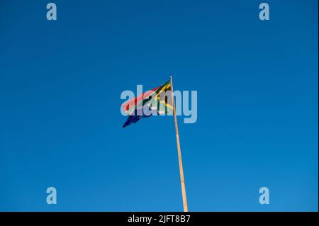 Südafrikanische Flagge auf der Stange gesehen Stockfoto