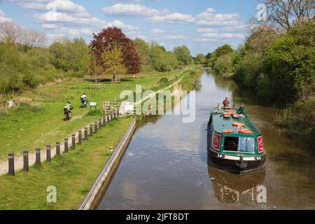 Blick auf den Kennet- und Avon-Kanal mit Kanalschifffahrt bei Nachmittagssonne, Hungerford, Berkshire, England, Großbritannien, Europa Stockfoto