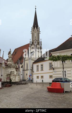 MELK, ÖSTERREICH - 12. MAI 2019: Dies ist die Pfarrkirche Mariä Himmelfahrt in einer Altstadt in der Wachau. Stockfoto