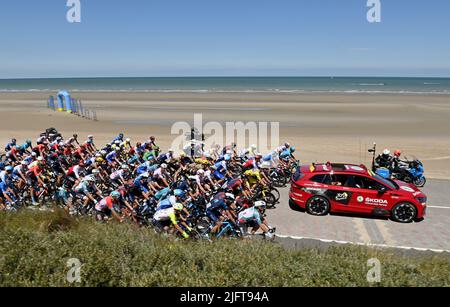 Tour de France: Etappe 4 Dunkirk nach Calais. 5.. Juli 2022. Calais, Frankreich. 5.. Juli 2022. Das Hauptfeld fährt während der Etappe 4 der Tour De France, Dunkerque nach Calais durch die neutrale Zone. Kredit: Pete Goding/Alamy Live Nachrichten Stockfoto