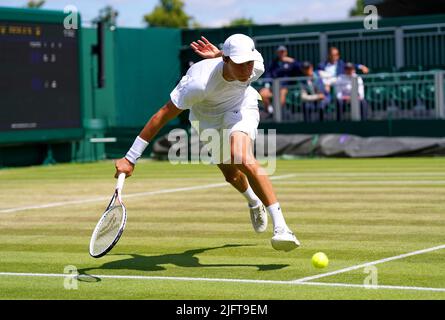 Gabriel Debru in Aktion während seines Juniorenmatches in der zweiten Runde gegen Aidan Kim auf Platz 12 am 9. Tag der Wimbledon Championships 2022 beim All England Lawn Tennis and Croquet Club in Wimbledon. Bilddatum: Dienstag, 5. Juli 2022. Stockfoto