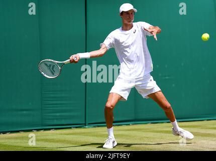 Gabriel Debru in Aktion während seines Juniorenmatches in der zweiten Runde gegen Aidan Kim auf Platz 12 am 9. Tag der Wimbledon Championships 2022 beim All England Lawn Tennis and Croquet Club in Wimbledon. Bilddatum: Dienstag, 5. Juli 2022. Stockfoto