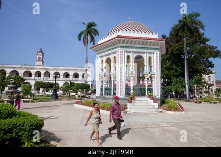 Kuba, Manzanillo. Auf dem zentralen Platz, dem Parque Carlos Manuel de Cespedes, ist ein Bandstand mit maurischen Mosaiken zu sehen. Stockfoto