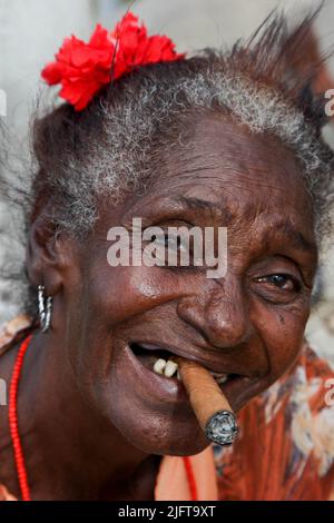 Kuba, Holguin.Ältere Frau raucht eine Zigarre. Stockfoto